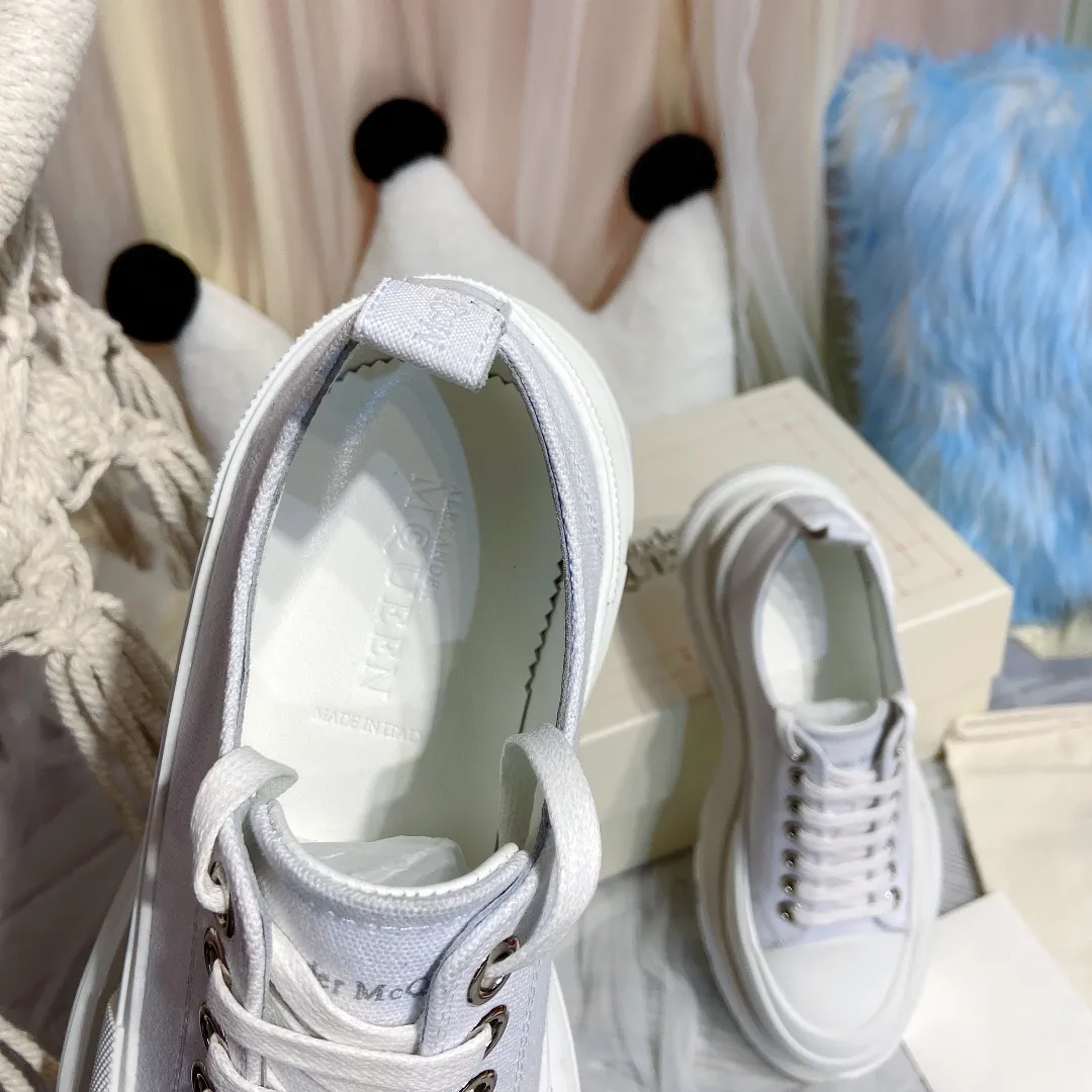 👟👟Ex-factory price👟👟Ex-factory price 480👟👟Mc Queen McQueen’s new couple shoes! 2020ss spring first release‼ ️‼ ️Young ladies who are fashion representatives must be in the forefront of fashion! The unique personality of the shoes adds full charm, and the shoes are super stylish. ⚠The uppers are made of customized original canvas. The color is warm and moist. 🔸The inner padding is made of imported goatskin. Full of flexibility! The round toe design allows the toes to be completely released🥰 Get rid of the original pressure of shoes! 🔸The outsole adopts the original molded vacuum outsole. The process of combining several layers of outsole is complicated. Super light and super comfortable! Super affordable ❤️ 🔸 🔸Size: 35-44 men’s and women’s sizes. The latest counter packaging low-top 👟👟 ex-factory price 👟👟 ex-factory price 500. High top 260. Men's size +10